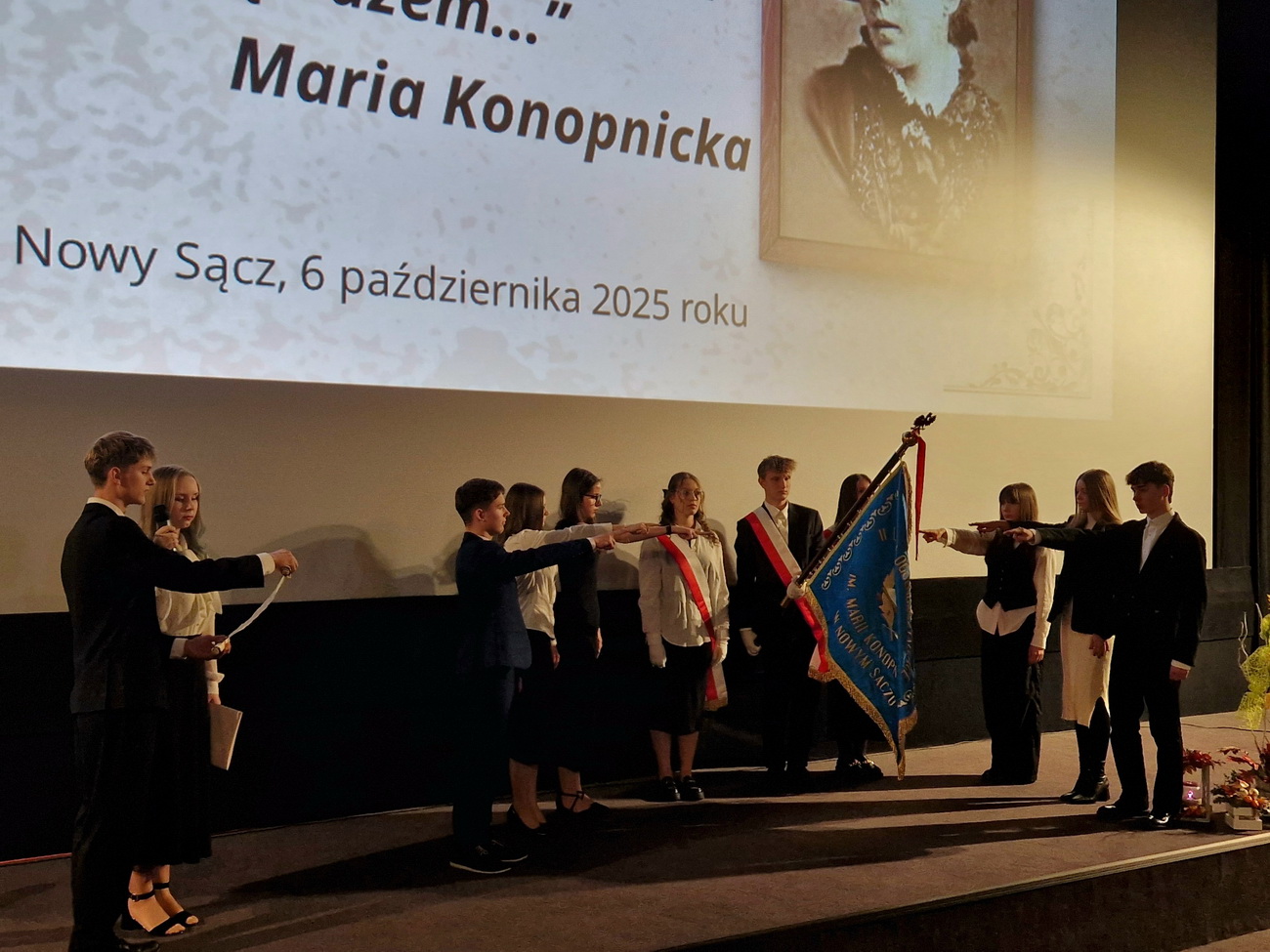 Zdjęcie Ślubowanie kl 1 2025 (40)3cbf9417-fde7-44a3-a340-1e2219eab946.jpg w galerii Ślubowanie klas pierwszych (6.10.2025)